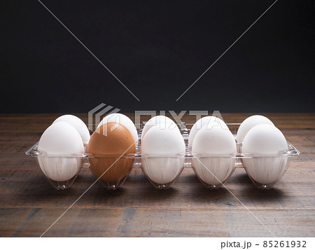 ひとつだけ赤玉が入った卵のパック 85261932