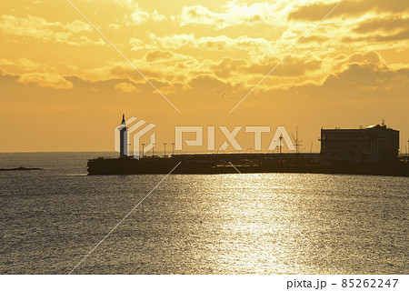 夕日に輝く海と堤防【江ノ島湘南大堤防】白灯台 夕日に輝く海と堤防【江ノ島湘南大堤防】白灯台 85262247
