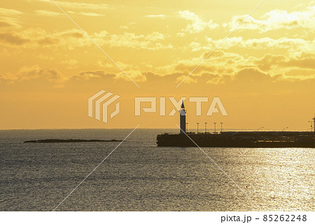 夕日に輝く海と堤防【江ノ島湘南大堤防】白灯台 85262248