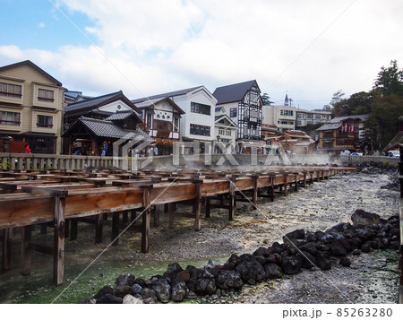 草津温泉の湯畑の街並み。 草津温泉の湯畑の街並み。 85263280