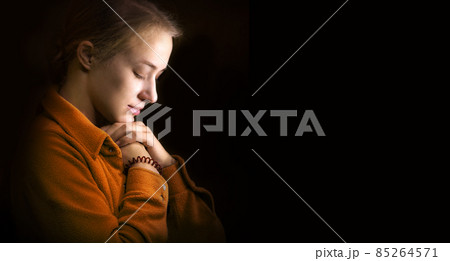 Young woman praying 85264571