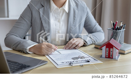 Selling a house and insurance Selling a house and insurance 85264672