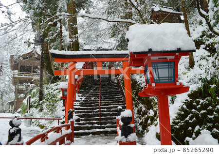 2021年12月18日朝、雪景色の貴船神社参道が美しい 2021年12月18日朝、雪景色の貴船神社参道が美しい 85265290