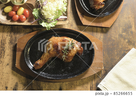 食卓の上のローストチキン 食卓の上のローストチキン 85266655