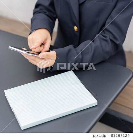 スマホを操作する女子高生の手元のアップ　正方形 85267124