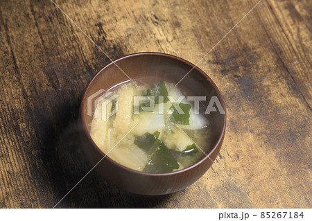 食卓の上の湯気が出る味噌汁 食卓の上の湯気が出る味噌汁 85267184