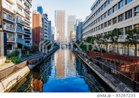 運河沿いの住宅地 百代橋(東京都港区芝浦)から新芝南運河の向こうに芝浦アイランド 運河沿いの住宅地 百代橋(東京都港区芝浦)から新芝南運河の向こうに芝浦アイランド 85267233