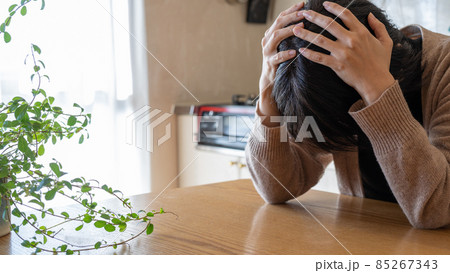 頭を抱える女性｜悩み・不安イメージ 85267343