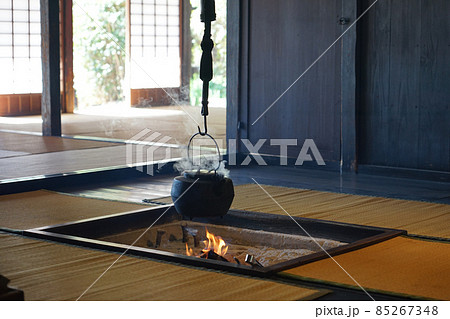 囲炉裏の火と煙（世田谷区立次大夫堀公園） 85267348