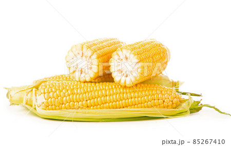 Corn cobs on white background. raw corn with green leaves on a white background 85267410