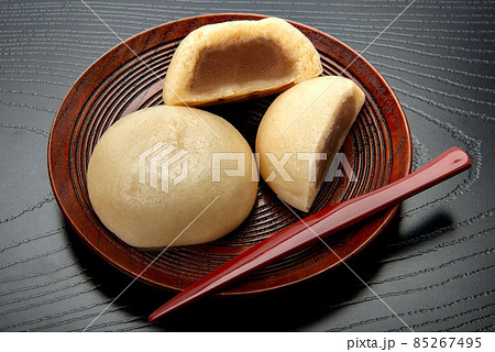 半分にカットした和菓子の酒饅頭 85267495