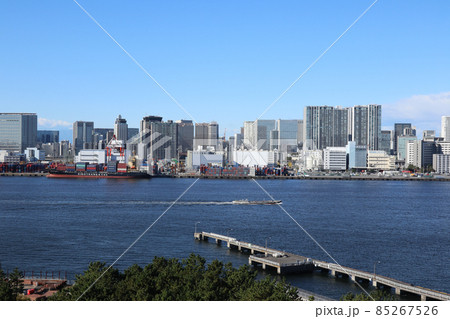 東京湾とビル群 遠景 お台場から品川方向をのぞむ(2021年11月) 東京湾とビル群 遠景 お台場から品川方向をのぞむ(2021年11月) 85267526