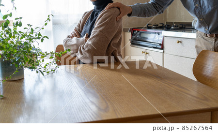 怒る女性・謝る男性｜夫婦喧嘩イメージ 85267564