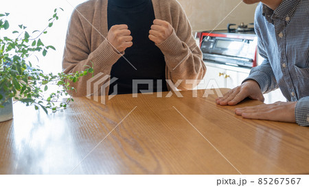 怒る女性・謝る男性|夫婦喧嘩イメージ 怒る女性・謝る男性|夫婦喧嘩イメージ 85267567