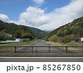 川根本町ののどかな川と山の風景 85267850