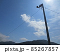 川根本町ののどかな山と茶畑と電線、防霜ファンの風景 85267857