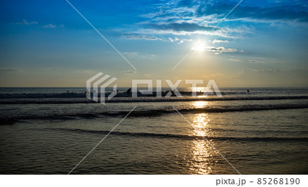 湘南の海青空と夕日とサーファー 湘南の海青空と夕日とサーファー 85268190