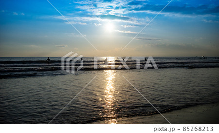 湘南の海青空と夕日とサーファー 85268213