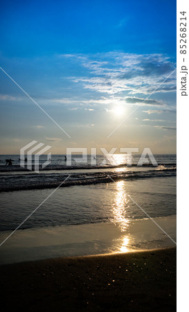 湘南の海青空と夕日とサーファー 85268214