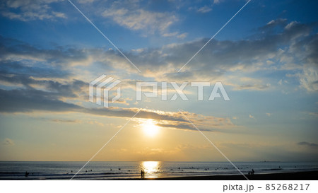 湘南の海青空と夕日とサーファー 湘南の海青空と夕日とサーファー 85268217