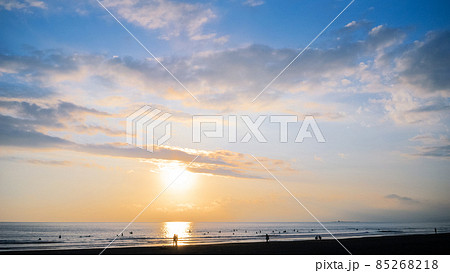 湘南の海青空と夕日とサーファー 湘南の海青空と夕日とサーファー 85268218