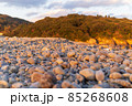 夕陽に染まる美々津海岸の玉石。伝統的建造物保存地区である美々津の町並み。[宮崎県日向市美々津] 85268608