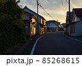 伝統的町並みを残す美々津の夕暮れ時、一軒家に夕陽が差し込む。[宮崎県日向市美々津] 85268615