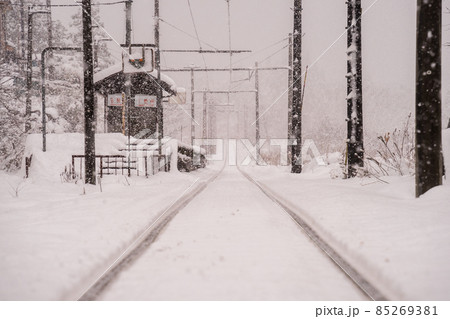 雪と線路 85269381