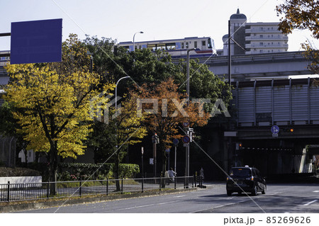 街中に紅葉のある風景 85269626