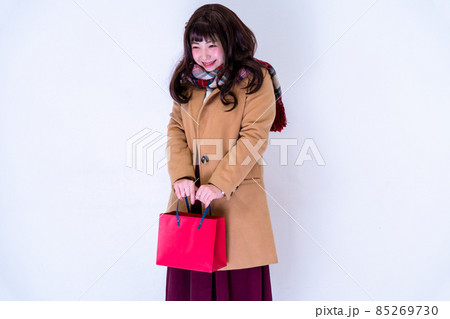 赤い紙袋を持って立っている女性　バレンタインイメージ 85269730
