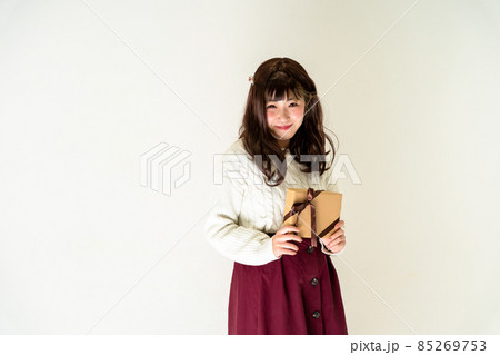 プレゼントを持って立っている女性 プレゼントを持って立っている女性 85269753