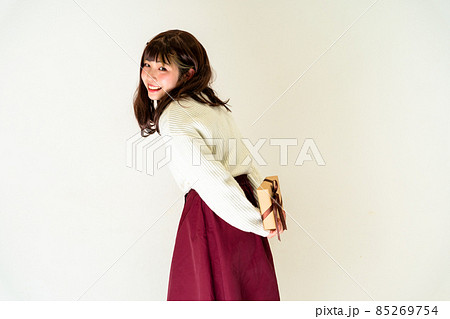 プレゼントを後ろ手に持って立っている女性 プレゼントを後ろ手に持って立っている女性 85269754