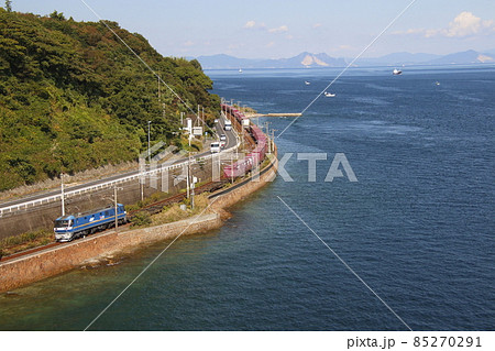 周防大橋から望む山陽本線の貨物列車 85270291