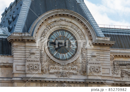 view of wall clock in D'Orsay Museum 85270982
