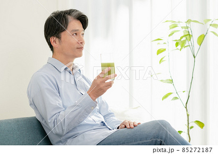 健康に気を遣って青汁を飲むミドル男性 健康に気を遣って青汁を飲むミドル男性 85272187