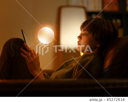 タブレットを操作する女性 タブレットを操作する女性 85272616