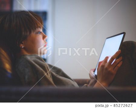 タブレットを操作する女性 85272627