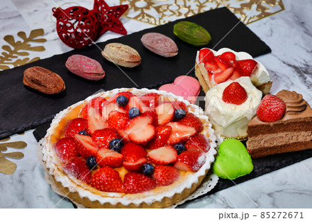 いちごのタルトと色とりどりのスイーツ クリスマスや記念日等に いちごのタルトと色とりどりのスイーツ クリスマスや記念日等に 85272671
