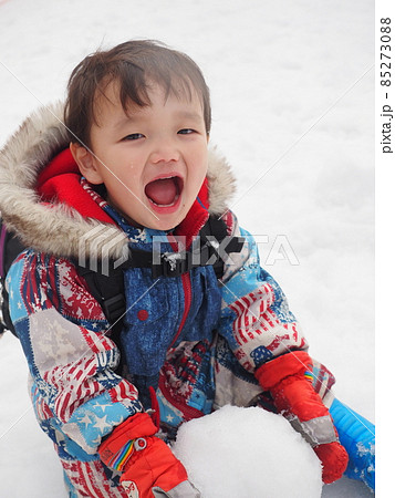 スキー場 満面の笑みで雪遊びする男の子 スキー場 満面の笑みで雪遊びする男の子 85273088