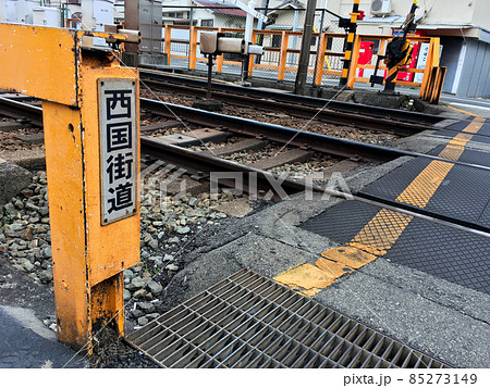 西国街道と能勢街道旧道・新道が交差する西国街道踏切道 西国街道と書かれた柵 西国街道と能勢街道旧道・新道が交差する西国街道踏切道 西国街道と書かれた柵 85273149