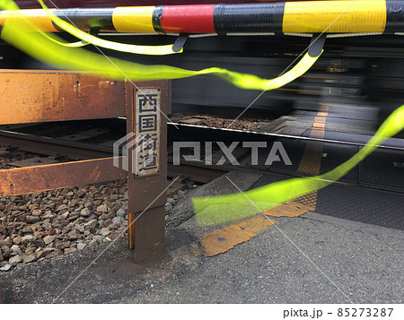 西国街道と能勢街道旧道･新道が交差する西国街道踏切道　西国街道と書かれた柵　阪急電車通過中 85273287