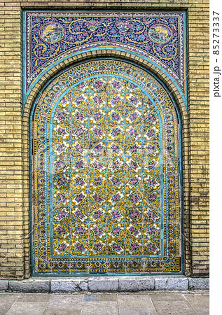 Wall with a niche in which a cornice is made of ceramic tiles with a pattern of hunting scenes and an oval depression with ceramic tiles covered with floral ornaments Wall with a niche in which a cornice is made of ceramic tiles with a pattern of hunting scenes and an oval depression with ceramic tiles covered with floral ornaments 85273337