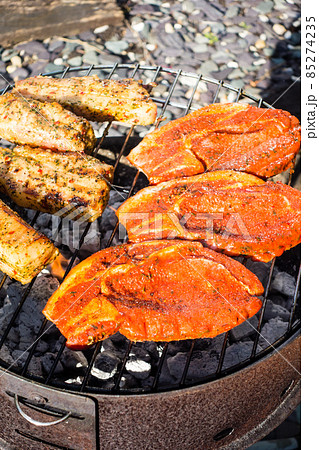 家の庭先の家庭のバーベキュー　たれの付いたポークソテーとポークリブ 85274235
