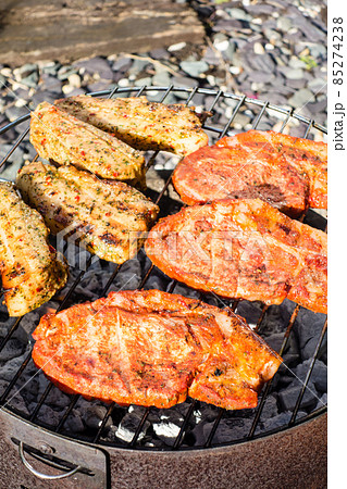 家の庭先の家庭のバーベキュー　たれの付いたポークソテーとポークリブ 85274238