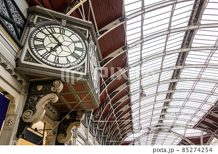 ロンドンのパディントン駅構内にある大きな歴史的な時計の写真素材