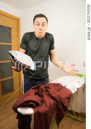 Man who does not know how to iron clothes. 85274506