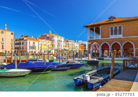 Boats moored in wooden pier dock of Grand Canal waterway in Venice Boats moored in wooden pier dock of Grand Canal waterway in Venice 85277703