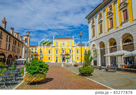 Typical italian buildings, street restaurants and flowers and Palazzo Martinengo Palatini palace 85277876