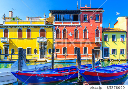 Chioggia cityscape with narrow water canal Vena with moored multicolored boats 85278090