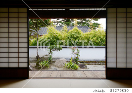 備中高梁　武家屋敷　旧埴原家　座敷から庭を見る　岡山県高梁市 85279350